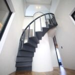 <span class="title">ポスト内側半円型階段</span>